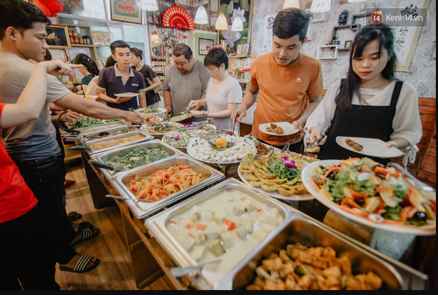 Nhà hàng buffet chay “ăn tùy bụng, trả tiền tùy tâm” trên đất quận 1 của thành phố Hồ Chí Minh