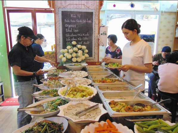 Khách hàng của nhà hàng không phân biệt tuổi tác, giới tính, tầng lớp.